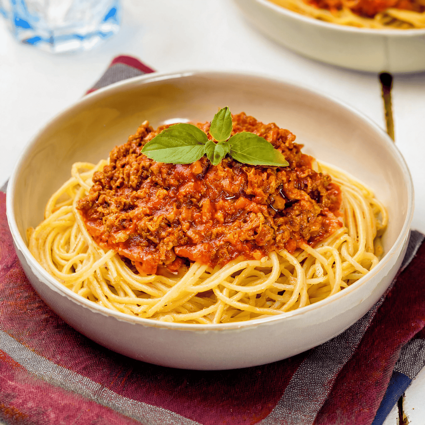 96. SPAGHETTI BOLOGNESE med kodsauce.