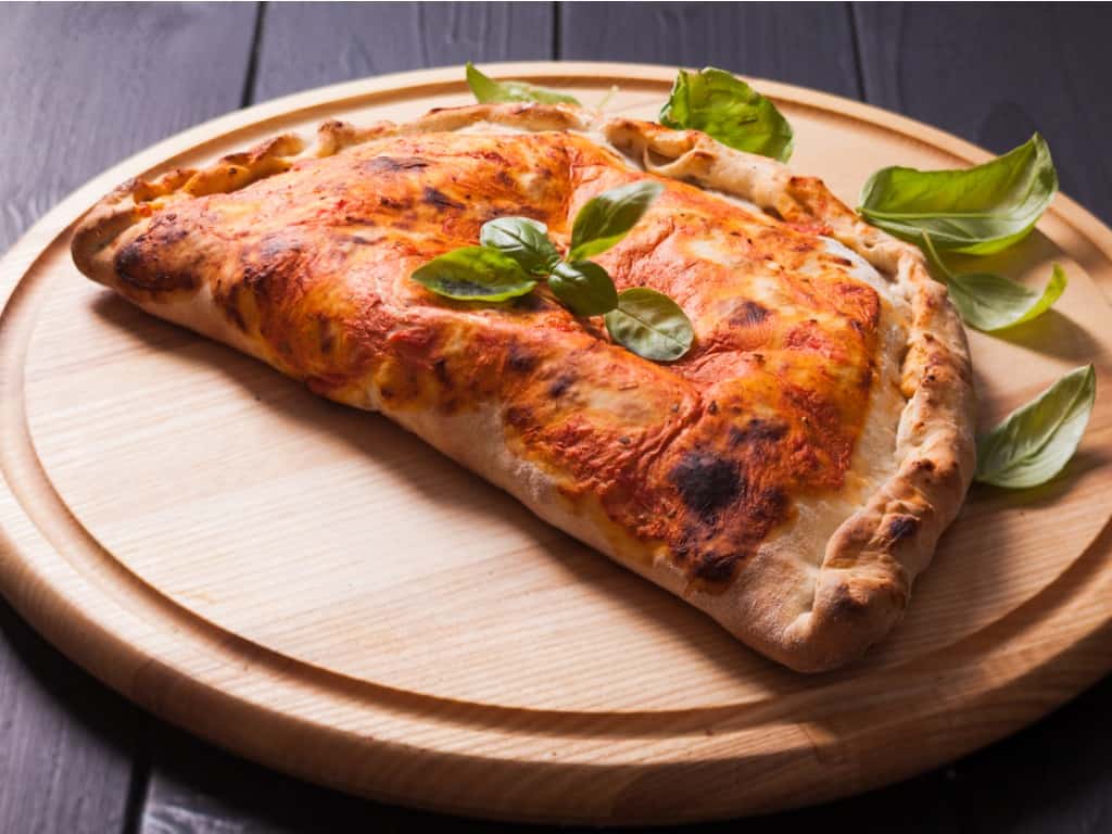 30. CALZONE 2 Tomat, ost, spaghetti, kødsauce