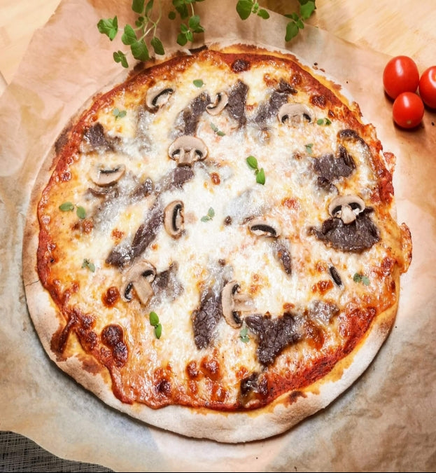 10. Med tomat, ost, kødstrimler, champignon, løg.