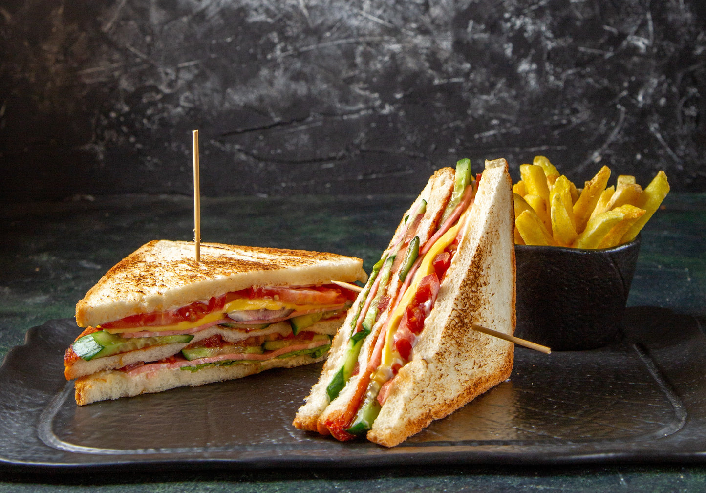 68. Kødstrimler, ost, salat, dressing