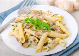 123. PENNE med shawarma, champignon, paprika, chilisauce, hvidlog, tomatsauce, flodesauce.