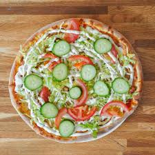 140. Tomat, ost, pepperoni, salat, tomat, agurk, dressing.