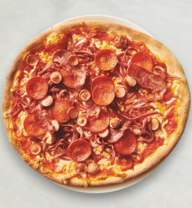22. Tomat, ost, hakket oksekød, pepperoni, bacon, chili, hvidløg.
